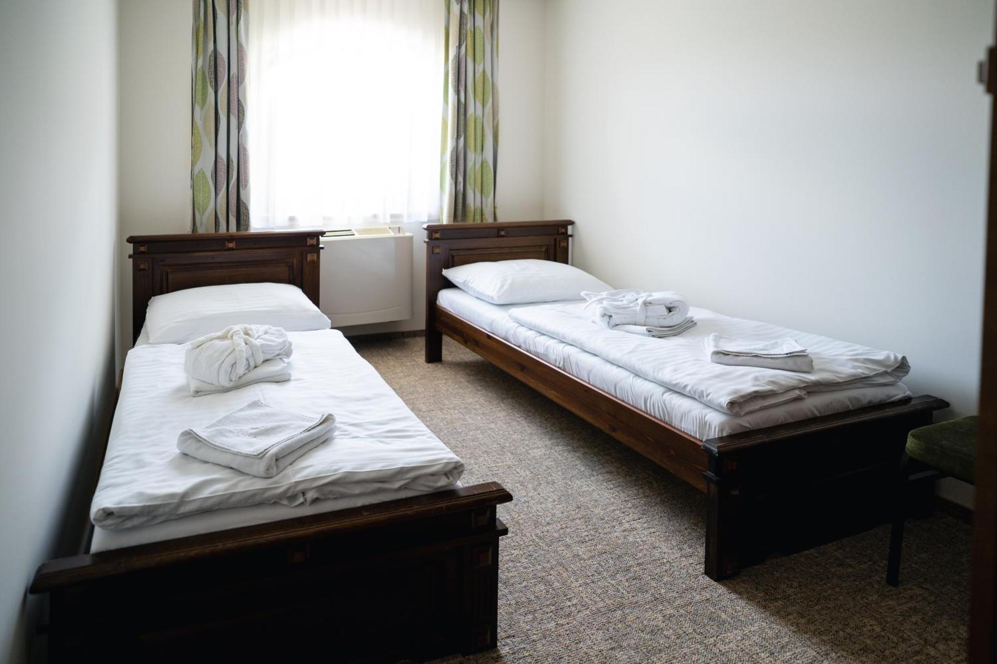 Hunor Hotel Es Etterem Vasarosnameny Room photo