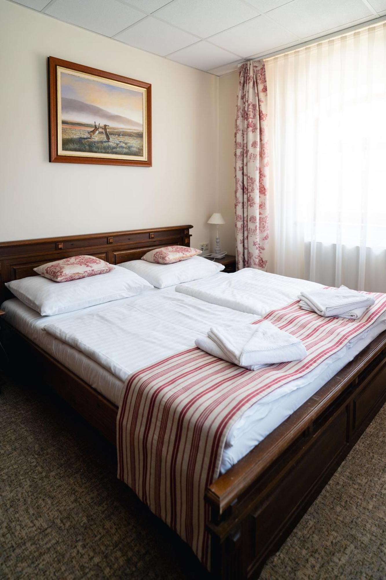 Hunor Hotel Es Etterem Vasarosnameny Room photo